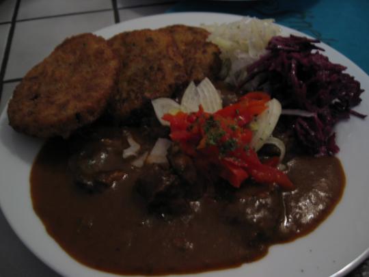 Goulash, Brambory, Obloha (Snek Bar, Prague)